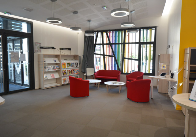 mediatheque-accueil-hall-petit-salon