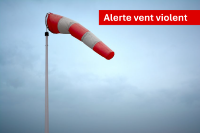 En raison de l’arrivée de la tempête Austen et des fortes rafales de vent annoncées (jusqu'à 120 km/h) pour ce vendredi 23 octobre, Saint-Malo Agglomération adapte l’organisation de plusieurs services afin de garantir la sécurité des usagers et des agents.

Concernant la collecte des déchets, les tournées prévues vendredi 23 octobre sur les communes de Saint-Coulomb, Saint-Jouan-des-Guérets, Saint-Suliac, La Ville-ès-Nonais, Saint-Méloir-des-Ondes et le Tronchet, sont reportées au samedi 24 octobre.

Nous invitons donc les habitants concernés à ne pas sortir leurs bacs dès ce jeudi soir.

Selon l’évolution des conditions météorologiques, il leur sera demandé de les présenter le plus tard possible avant la collecte de samedi, afin de limiter les risques de chute ou d’envol des bacs et des déchets.
Par ailleurs, les cinq déchèteries de Saint-Malo Agglomération (Saint-Père-Marc-en-Poulet, Miniac-Morvan, Saint-Malo, Cancale et Saint-Méloir-des-Ondes) seront également fermées.

Les principales consignes de vigilance :

•	ranger ou fixer les objets sensibles au vent, notamment le mobilier extérieur ;
•	rester vigilant.e face aux risques de chutes d’objets ou de branches ;
•	limiter les déplacements autant que possible ;
•	se tenir informé.e de l’état des routes et de l’évolution de la situation.
•	
Ces dispositions sont susceptibles d’évoluer en fonction des conditions météorologiques et des consignes de la Préfecture. 
